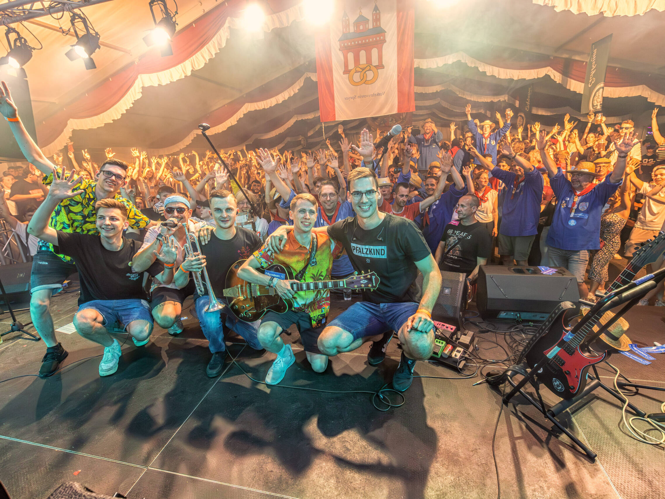 Frühgrumbeere Partyband Live Brezelfest Speyer 2024 Festzelt Foto: Johannes Stender