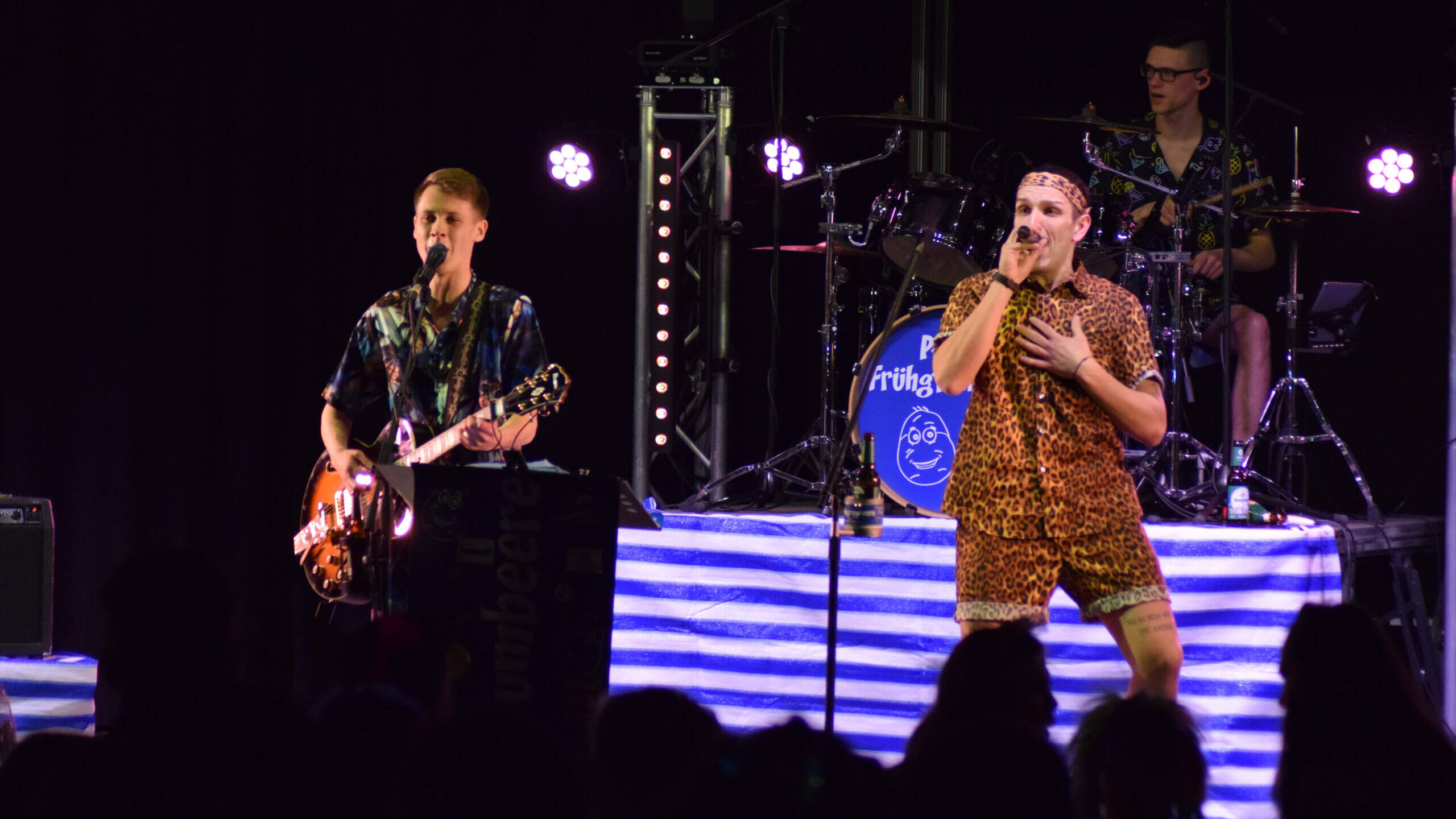 Frühgrumbeere Partyband LIVE Schlappenball Rheinhausen 2025 Foto: Ann-Sophie Manz