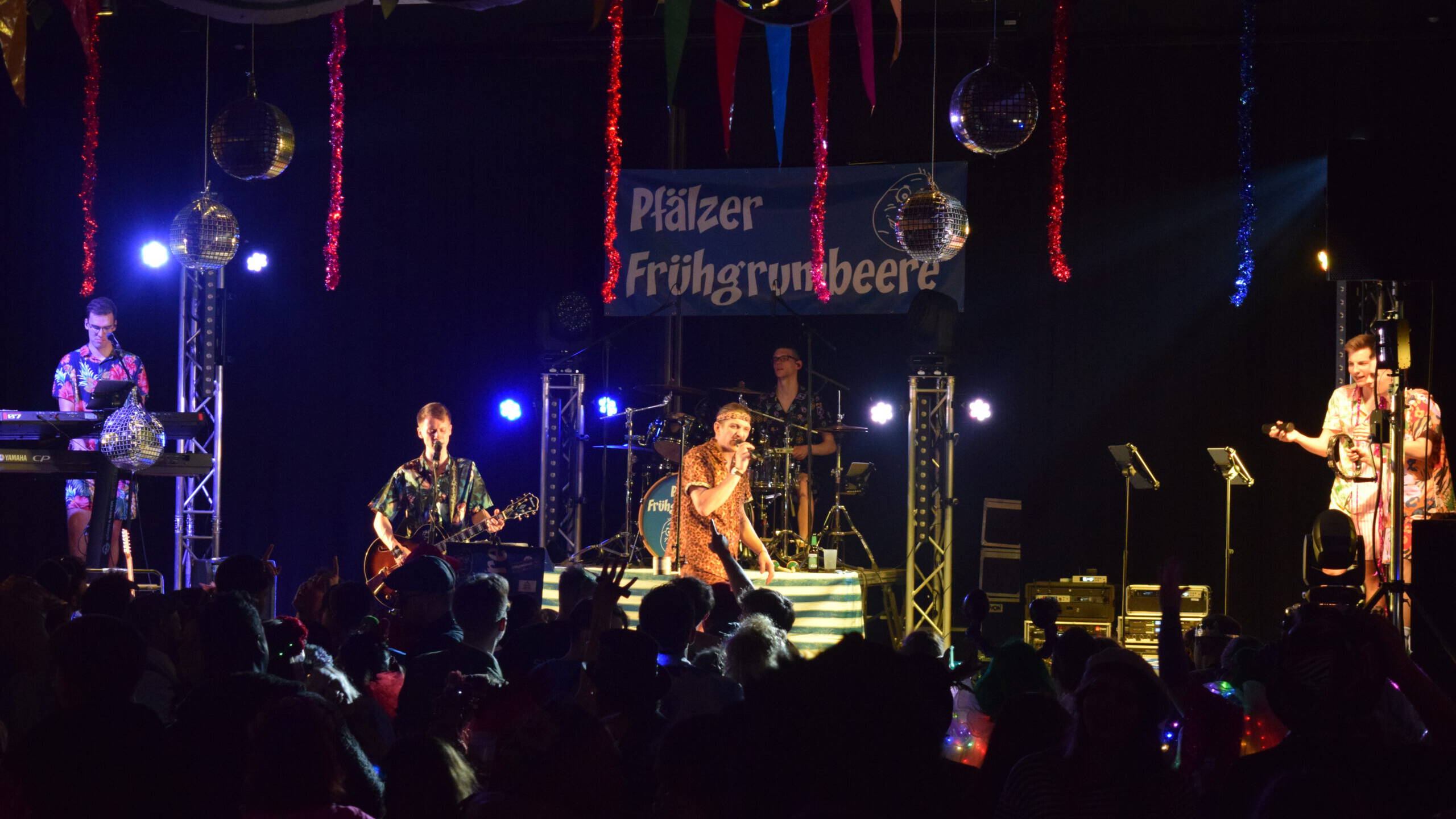 Frühgrumbeere Partyband LIVE Schlappenball Rheinhausen 2025 Foto: Ann-Sophie Manz