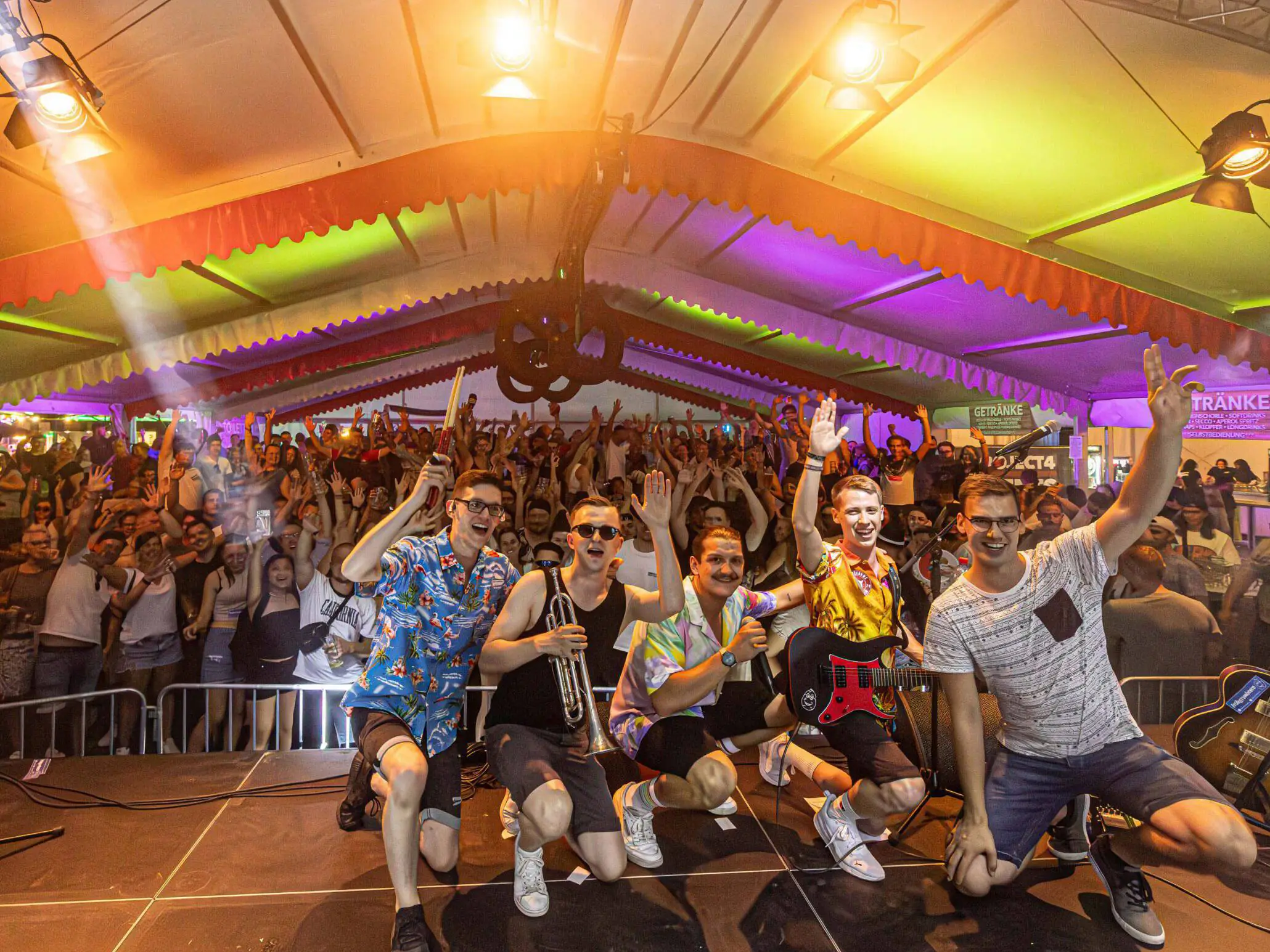 Live-Musik Frühgrumbeere Gruppenbild mit Publikum Foto: Johannes Stender Brezelfest Speyer 2023