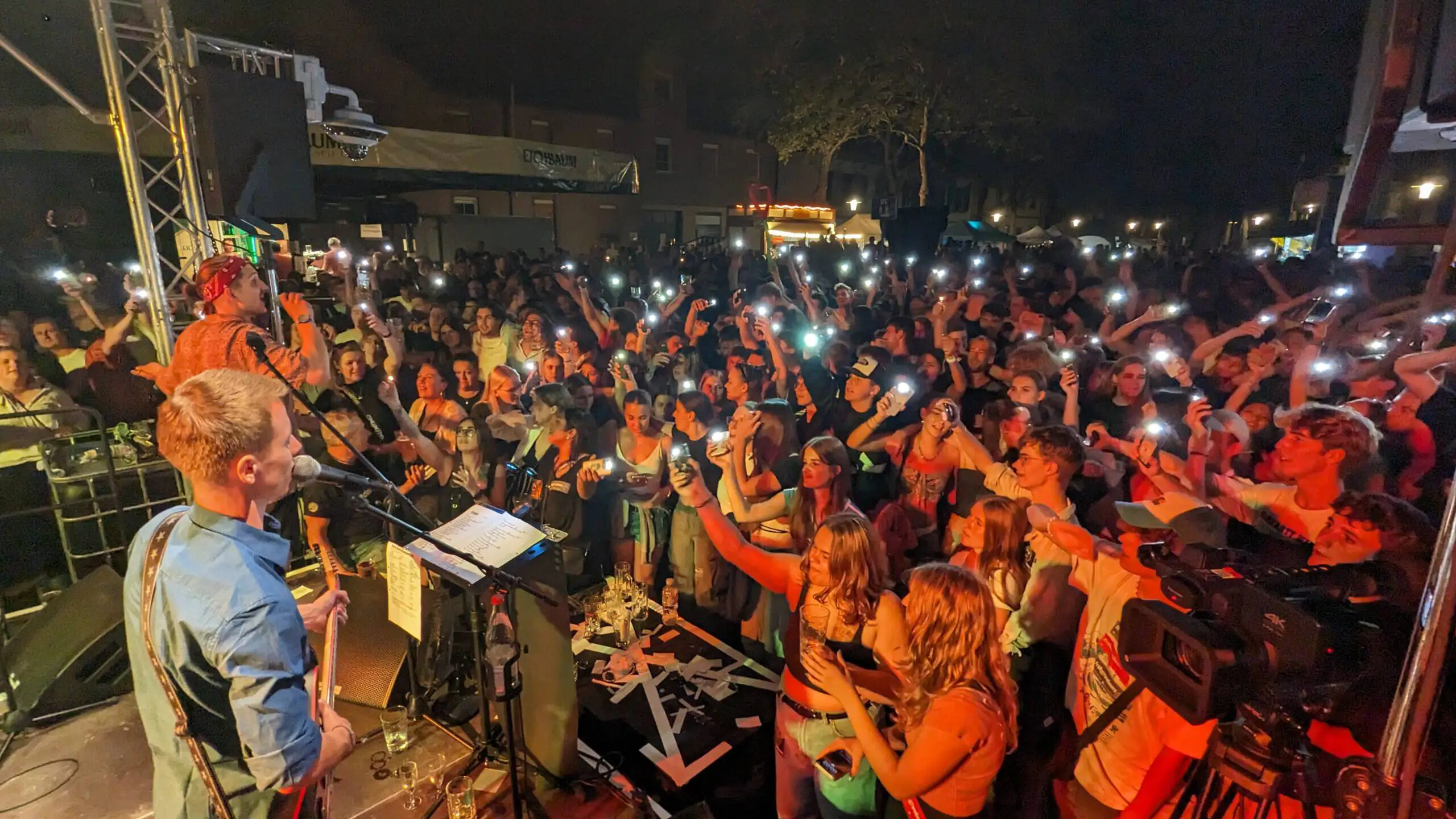 Termine Frühgrumbeere Partyband Foto: Jan Ochsner Altstadtfest Speyer 2023 Publikum Fischmarkt Schorlekönig