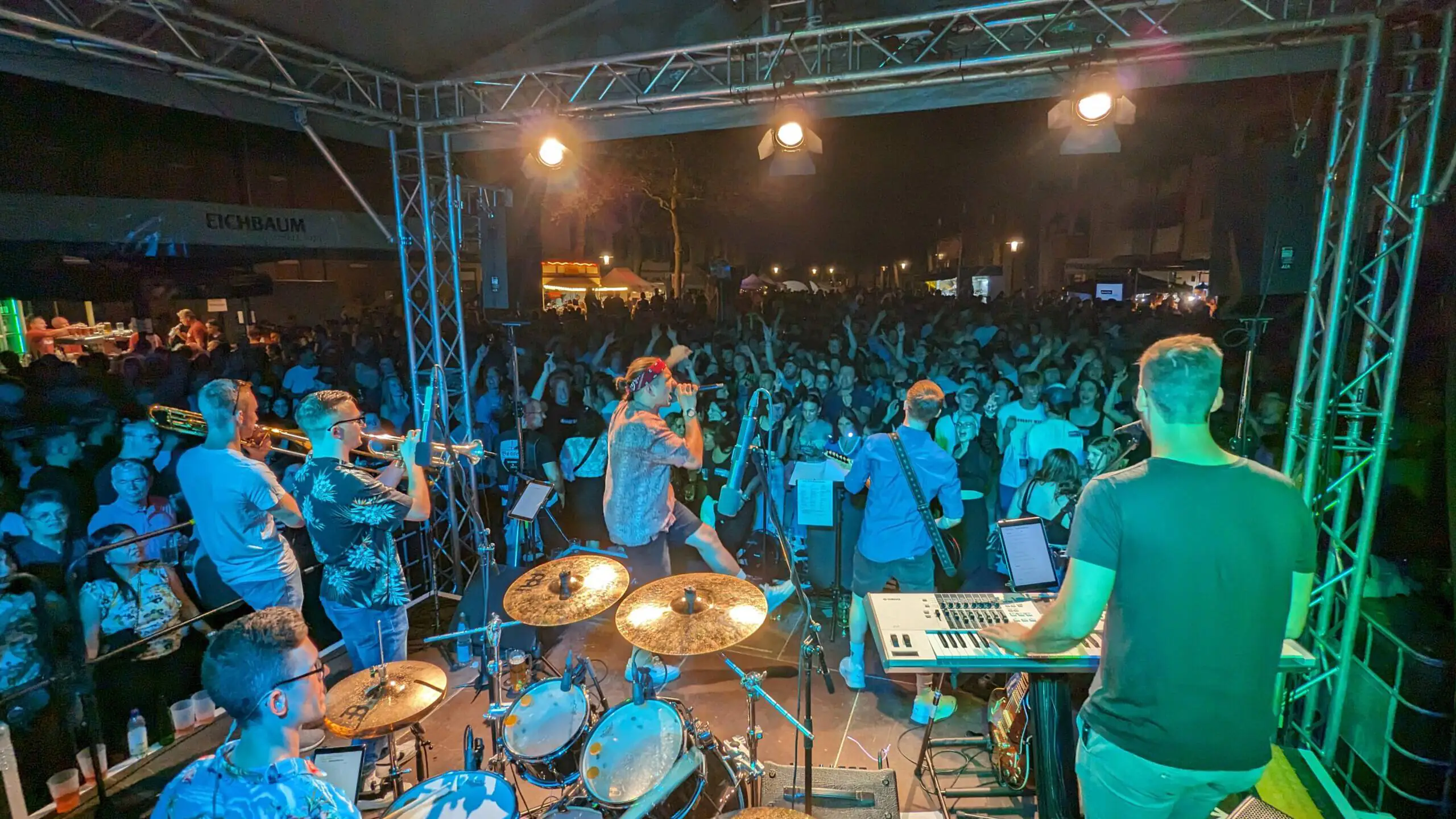 Frühgrumbeere Partyband Altstadtfest Speyer 2023 Publikum Fischmarkt Schorlekönig Foto: Jan Ochsner