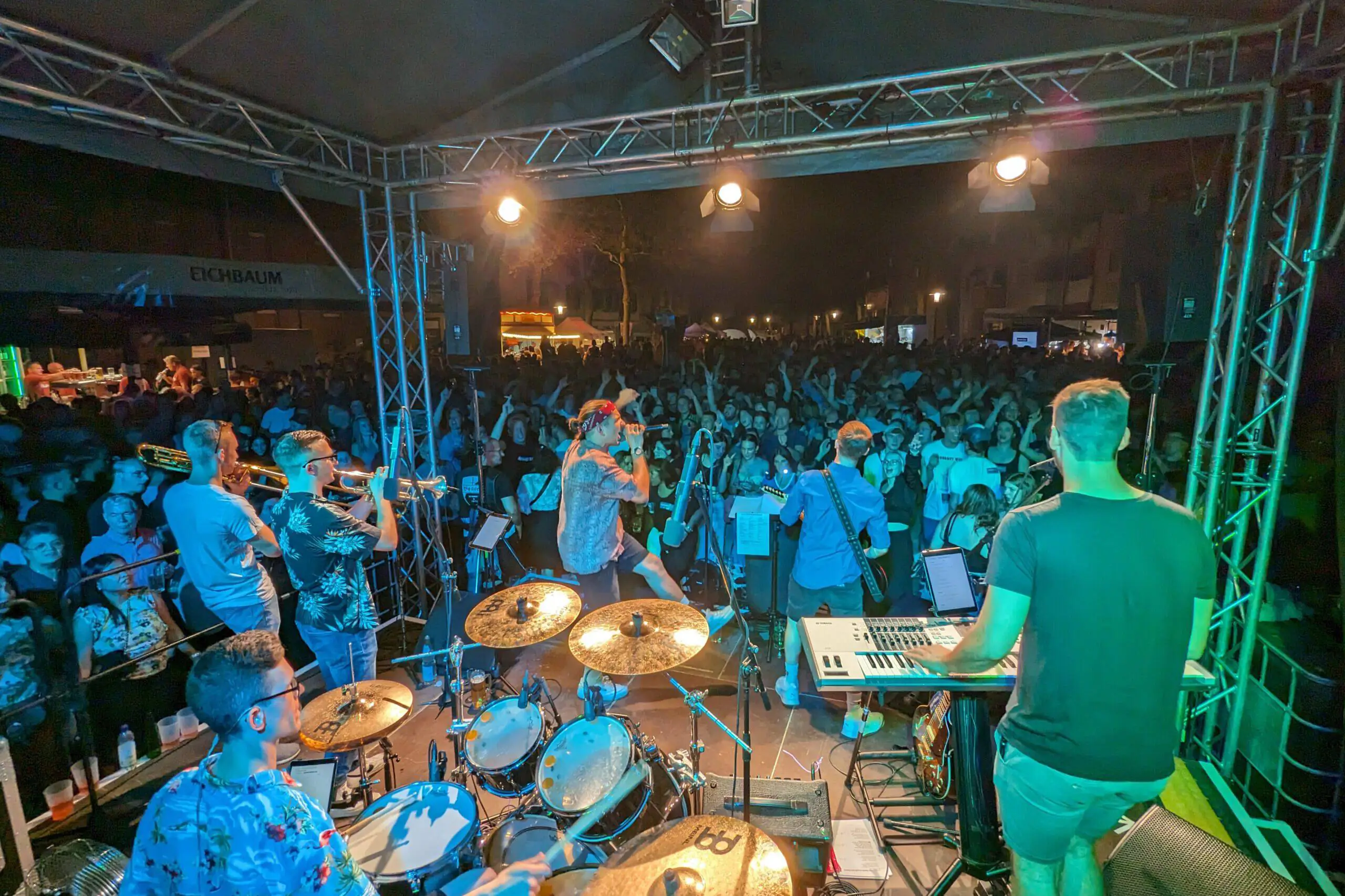 Frühgrumbeere Partyband Altstadtfest Speyer 2023 Publikum Fischmarkt Schorlekönig Foto: Jan Ochsner