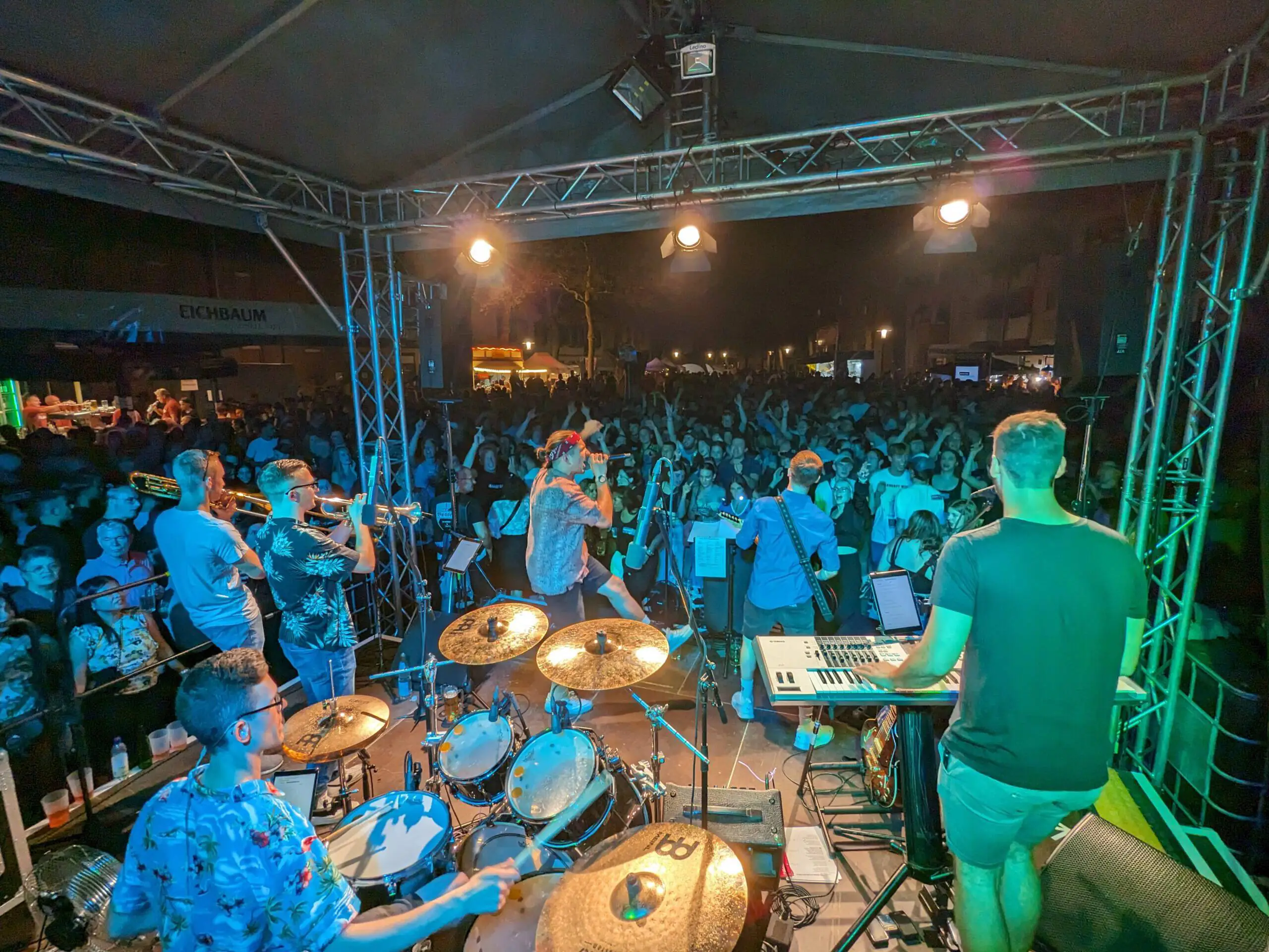 Frühgrumbeere Partyband Altstadtfest Speyer 2023 Publikum Fischmarkt Schorlekönig Foto: Jan Ochsner