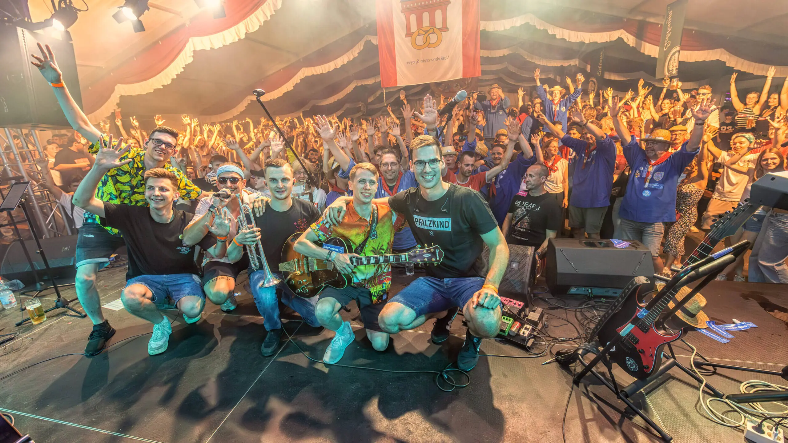 Frühgrumbeere Partyband Live Brezelfest Speyer 2024 Festzelt Foto: Johannes Stender