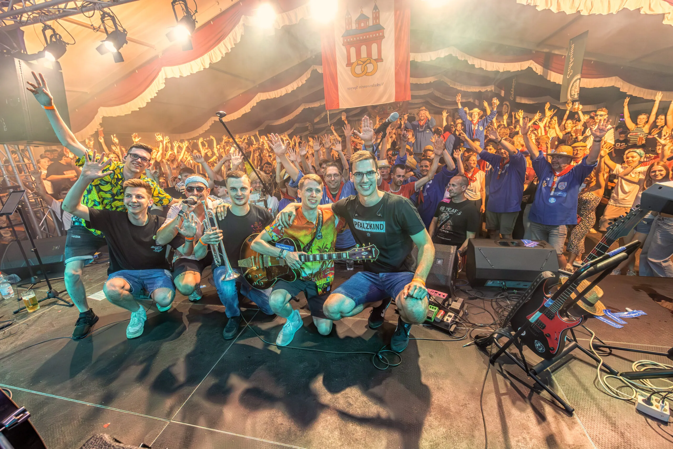 Frühgrumbeere Partyband Live Brezelfest Speyer 2024 Festzelt Foto: Johannes Stender