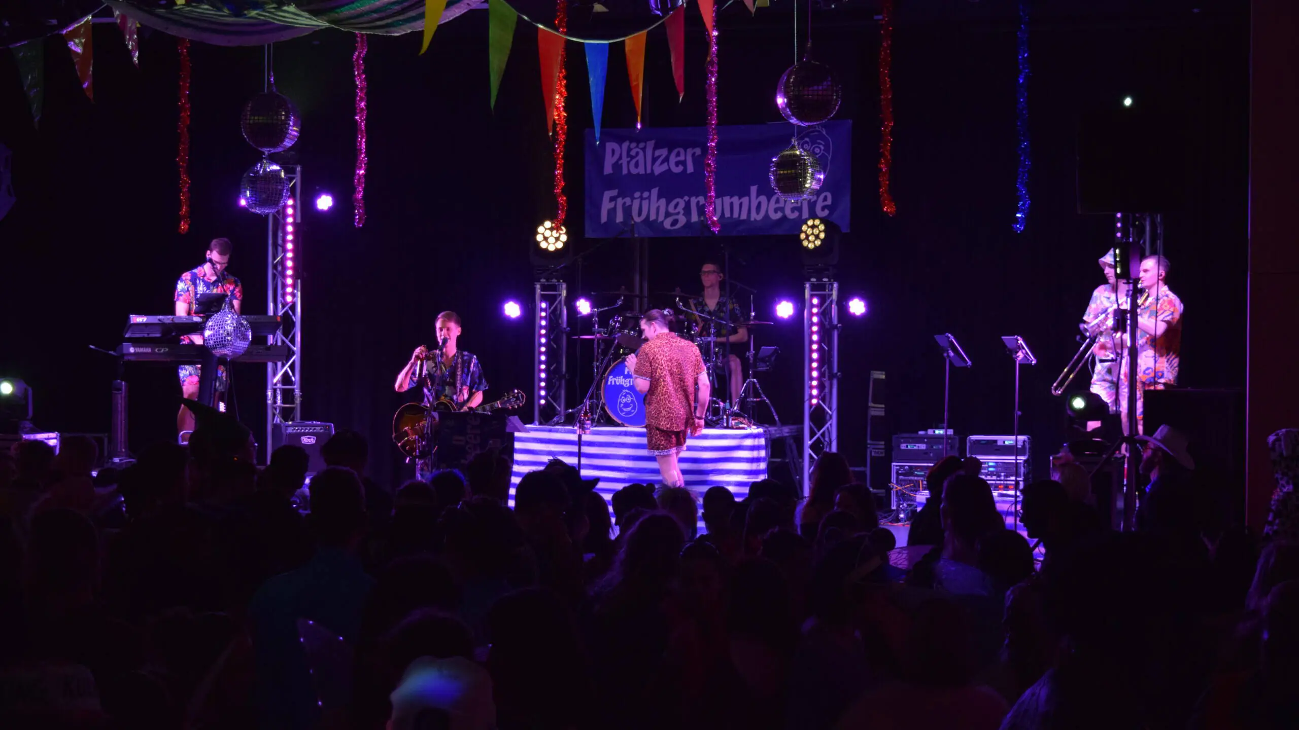 Frühgrumbeere Partyband LIVE Schlappenball Rheinhausen 2025 Foto: Ann-Sophie Manz