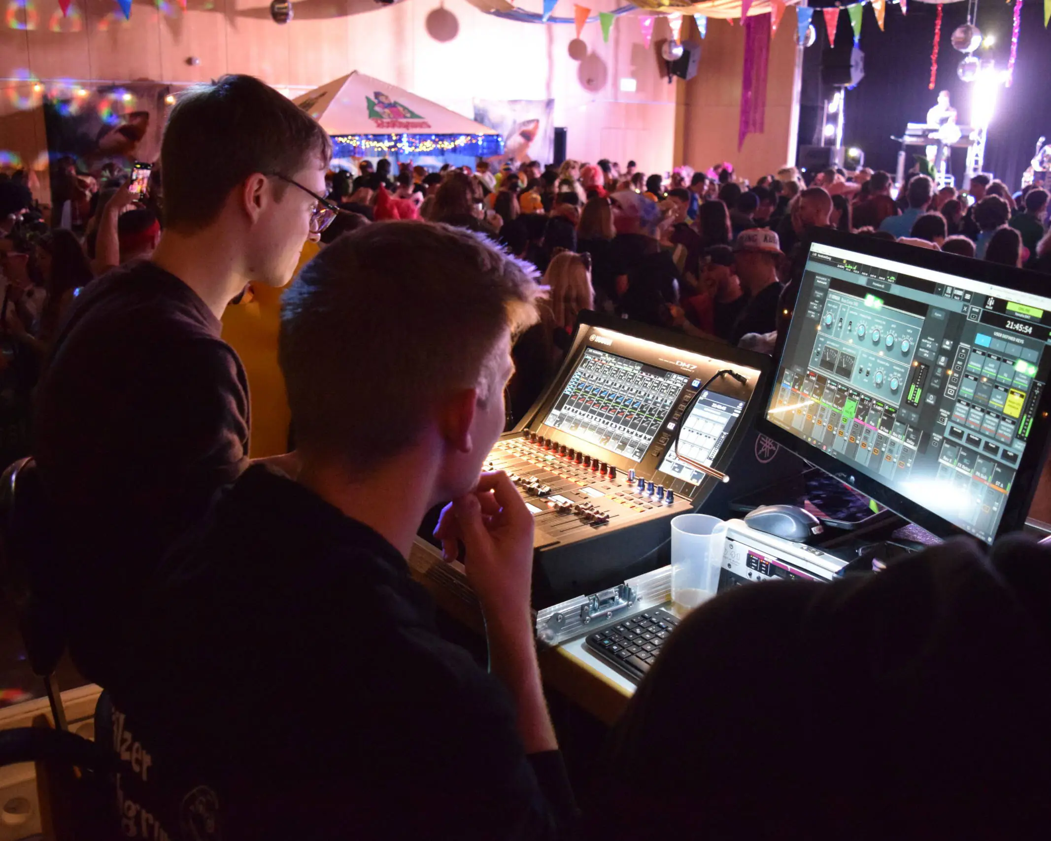 Frühgrumbeere Partyband LIVE Schlappenball Rheinhausen 2025 Foto: Ann-Sophie Manz