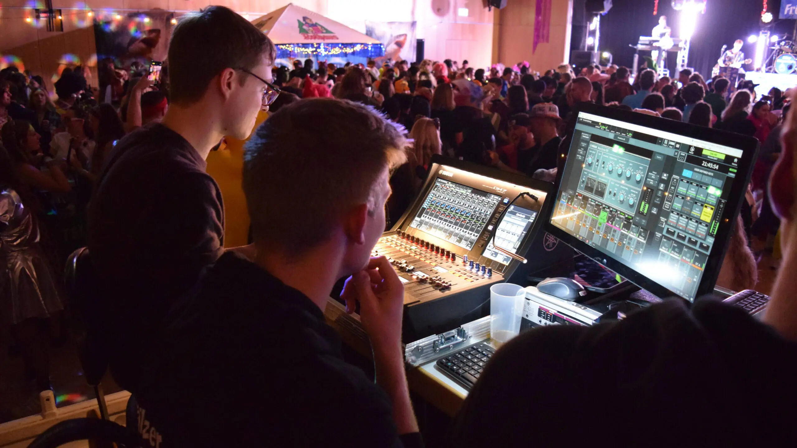 Frühgrumbeere Partyband LIVE Schlappenball Rheinhausen 2025 Foto: Ann-Sophie Manz