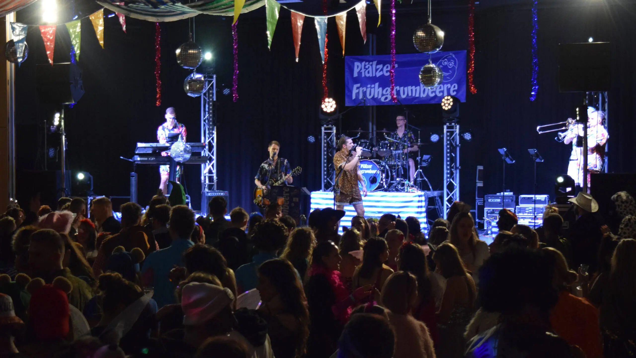 Frühgrumbeere Partyband LIVE Schlappenball Rheinhausen 2025 Foto: Ann-Sophie Manz
