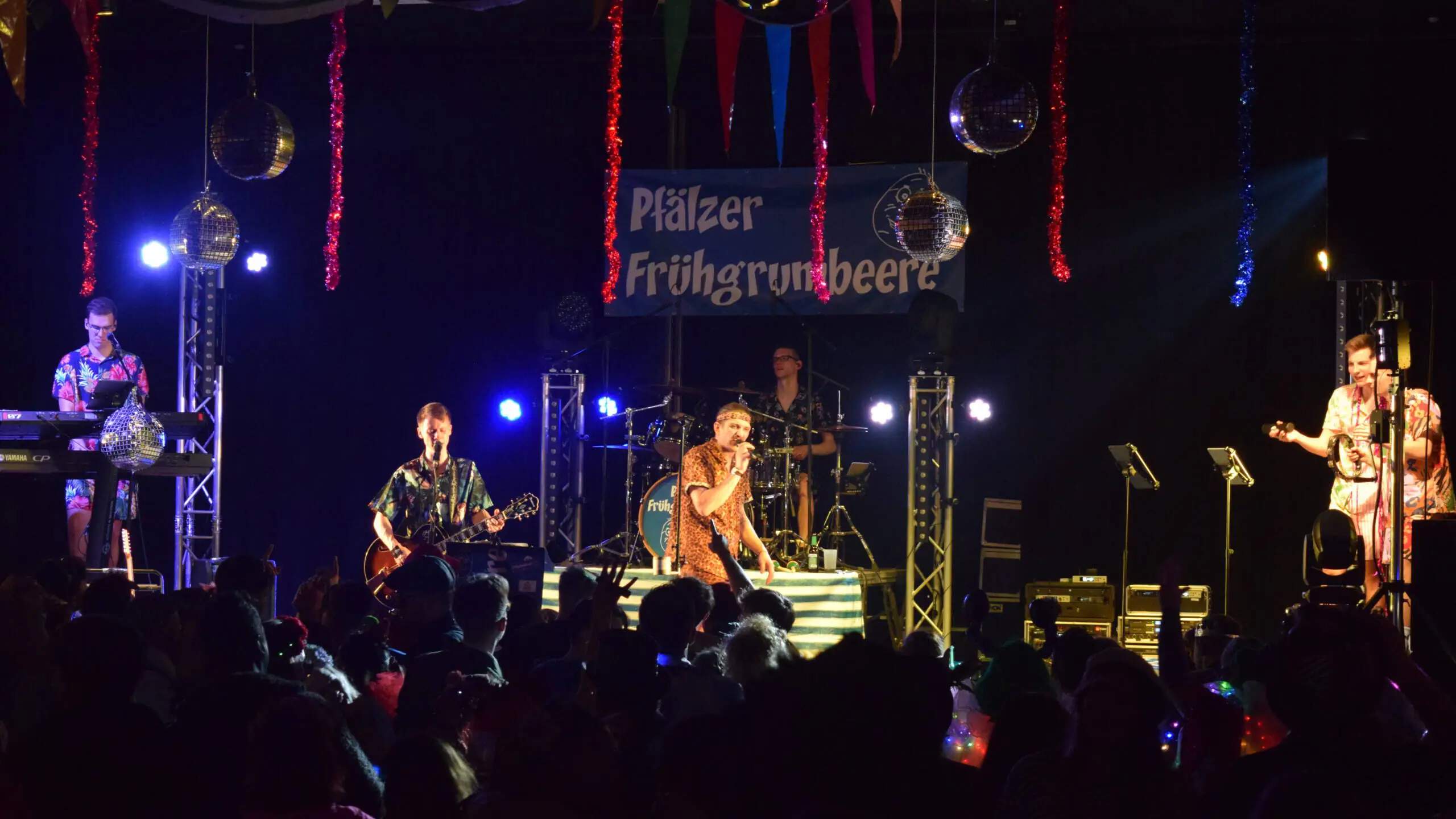 Frühgrumbeere Partyband LIVE Schlappenball Rheinhausen 2025 Foto: Ann-Sophie Manz