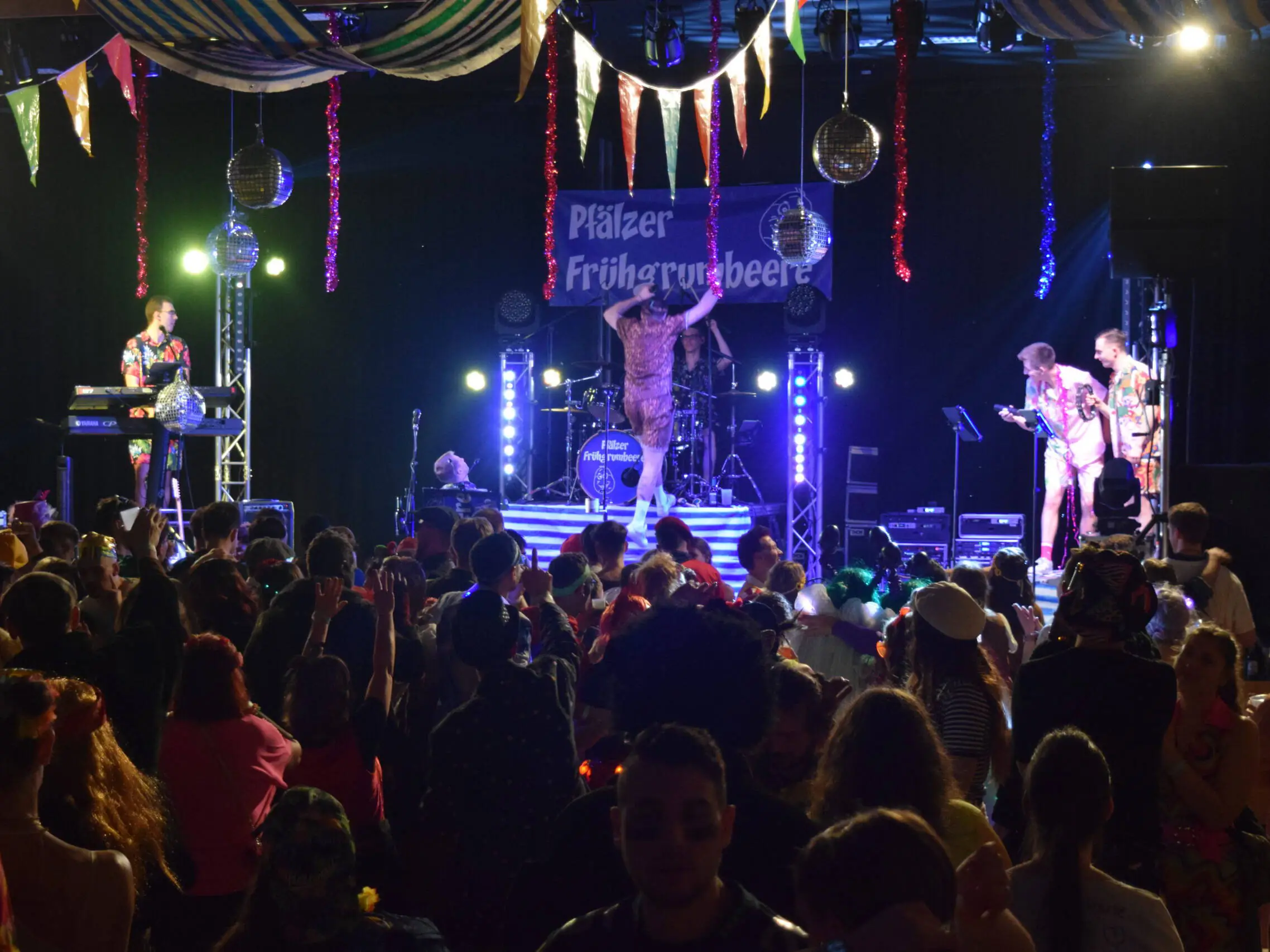 Frühgrumbeere Partyband LIVE Schlappenball Rheinhausen 2025 Foto: Ann-Sophie Manz