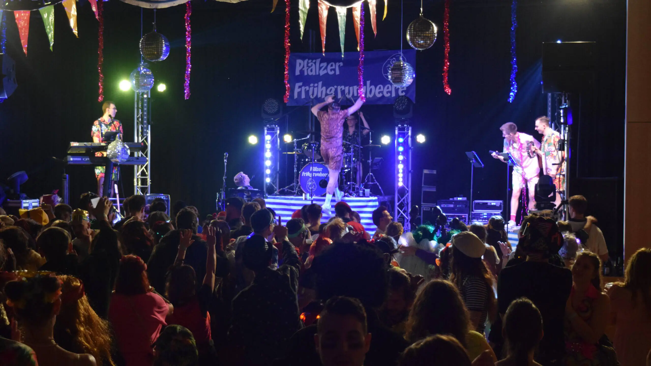 Frühgrumbeere Partyband LIVE Schlappenball Rheinhausen 2025 Foto: Ann-Sophie Manz