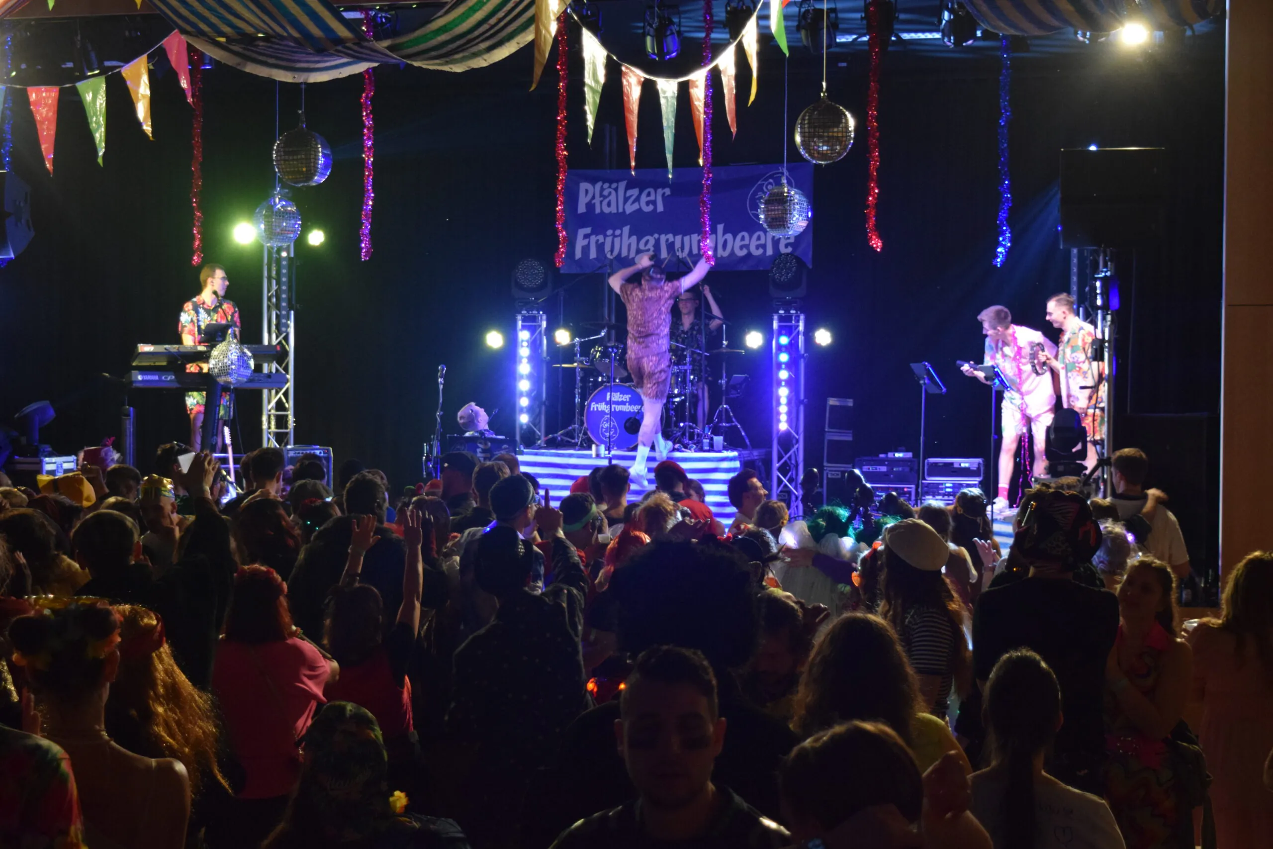 Frühgrumbeere Partyband LIVE Schlappenball Rheinhausen 2025 Foto: Ann-Sophie Manz